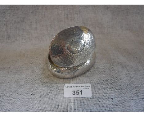 AN OVAL HAMMERED SILVER SNUFF BOX, approx. 2.6oz