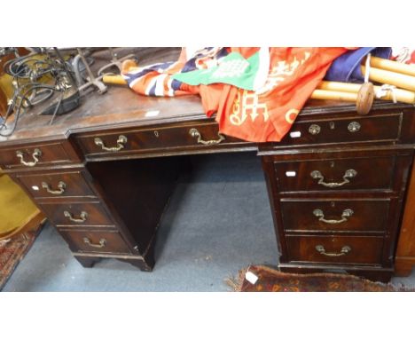 A REPRODUCTION MAHOGANY PEDESTAL DESK, 134 cms wide