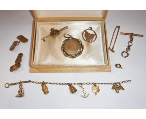 A COLLECTION OF JEWELLERY including a pair of gentleman's 9ct yellow gold cufflinks with chain connections and a 15ct gold Al