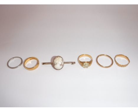 A COLLECTION OF JEWELLERY including a 22ct yellow gold wedding band