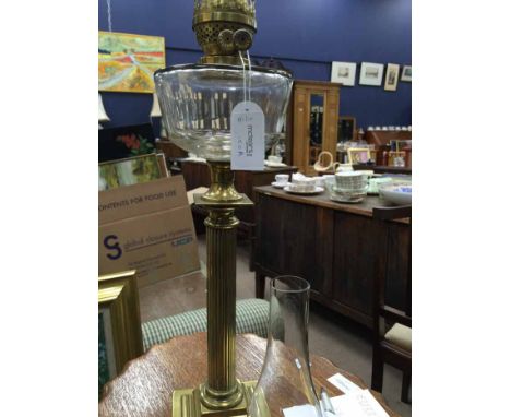 VICTORIAN BRASS OIL LAMP WITH CLEAR GLASS RESERVOIR 
