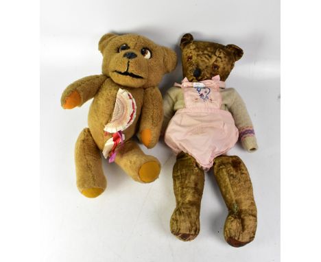 Two vintage teddy bears, to include an early 20th century straw-filled example with glass eyes, embroidered nose and mouth an