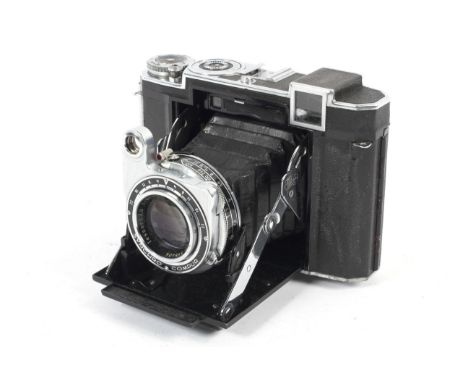 A Zeiss Ikon Super Ikonta 532/16 6x6 medium format camera. With a Zeiss-Opton 80mm 1:2.8 Tessar lens Condition Report: Shutte