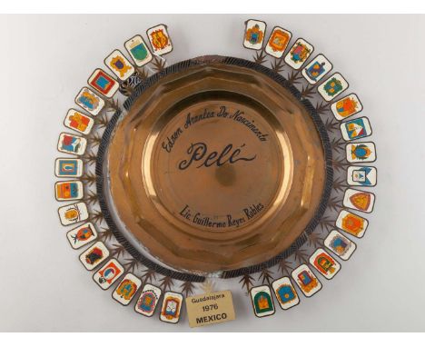 Pelé 1976 Guadalajara tribute plate, a dark gold tone metal tribute plate presented to Pelé by Lic. Guillermo Reyes Robles, m