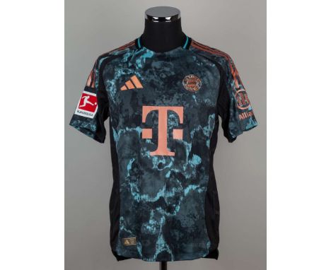 Harry Kane black and blue No.9 Bayern Munich short-sleeved shirt, Adidas, 7, with crew-neck collar and printed badge, the rev