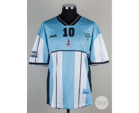 Diego Maradona autographed commemorative tribute short-sleeved shirt, the back of the shirt autographed by Maradona, the shir