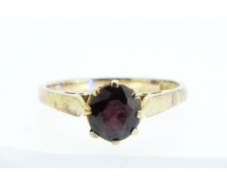 A 9 carat gold ring set amethyst, size K 1/2, 2.2g