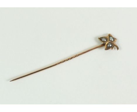 An 18ct gold tie stick pin with seed pearls, 0.80g 