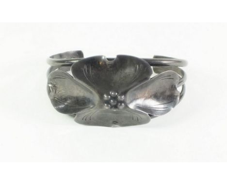 A Stuart Nye 'Dogrose' silver bangle