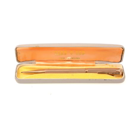 Yard O Led - a 9 carat yellow gold propelling pencil, engine turned design, 12.5cm, London 1967, initial plate engraved "R.S.