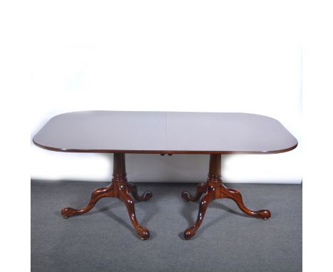 Tillman model V mahogany dining table, Georgian style, the top wit rounded corners, two pedestals with turned columns, tripod