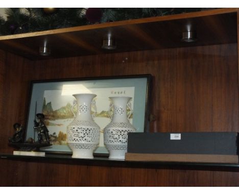 A SHELF OF ORIENTAL COLLECTABLES TO INCLUDE A MOTHER OF PEARL PICTURE, A PAIR OF VASES ETC (5)