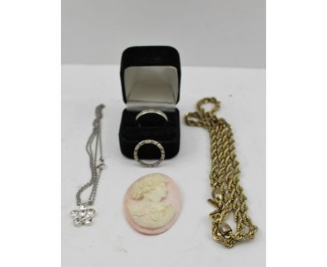 A QUANTITY OF COSTUME JEWELLERY, includes a gold plated rope twist neck chain, two silver rings, a silver chain with flower h