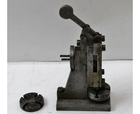 AN ENGINEER'S MINIATURE STEEL MODEL MACHINE TOOL, 18cm high 