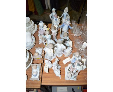 Lladro and Nao figures and figurines. (19)