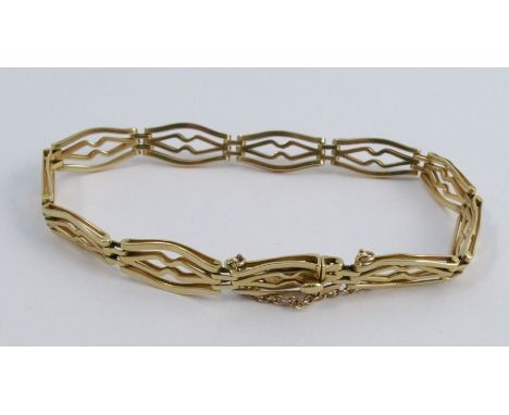 A gate link style bracelet, stamped '18ct', 10.9g gross