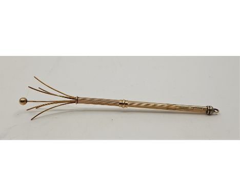 A 9ct. gold engine turned swizzle stick, of traditional form, assayed Birmingham 1979, length when closed 9.3cm. (5.4g)Condit