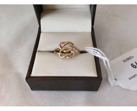 Hallmarked 9ct gold ladies ring in a celtic knot design.  Size approx M, weight approx 2.5g.