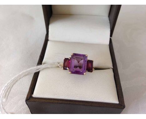 Ladies 9ct gold ring set with a central emerald cut amethyst stone flanked by 2 rhodolite garnets.  Size approx Q 1/2.