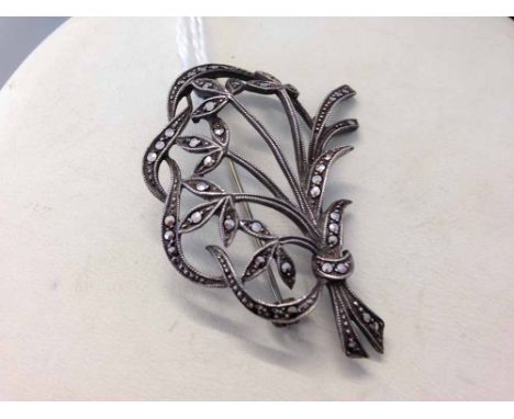 Pretty vintage silver & marcasite brooch.