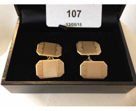 A pair of vintage art deco 9ct gold engine turned cufflinks. Approx 8.1g.