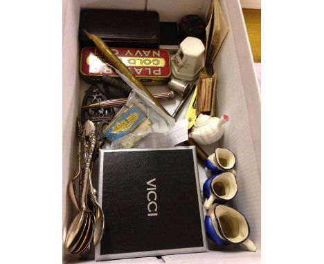 A box of vintage miscellaneous items to include: Brown bakelite Ever Ready razor, Rolls razor blades, miniature spirit level,