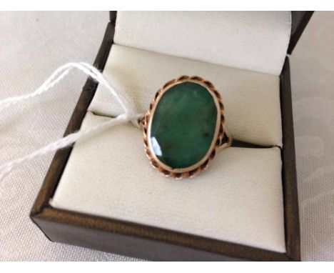 18ct gold ring set with oval cut jade stone weight approx 4.6g size N