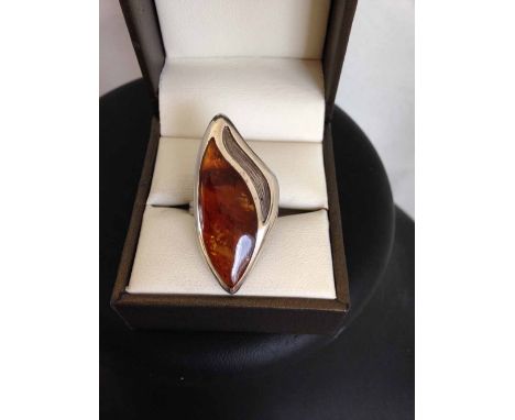 925 silver & amber ladies dress ring, with elongated design measuring approx 3.5cm long. Size approx L