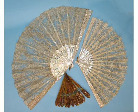 A mother-of-pearl and lace fan, the mother-of-pearl guards and sticks with pierced decoration and supporting a Duchesse lace 