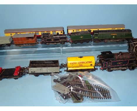 Triang OO gauge, R356 Battle of Britain Class 4-6-2 locomotive "Winston Churchill" RN 34051, a small amount of rolling stock,