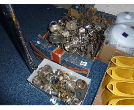 A QUANTITY OF PLATED WARES, to include candlestick sconces 