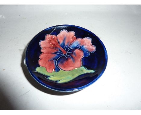 A SMALL MOORCROFT POTTERY FOOTED TRINKET DISH, Hibiscus pattern, impressed mark to base, diameter approximately 9cm (restorat