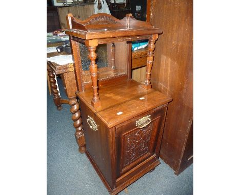 AN EDWARDIAN WALNUT PURDONIUM, with mirror back and upper shelf