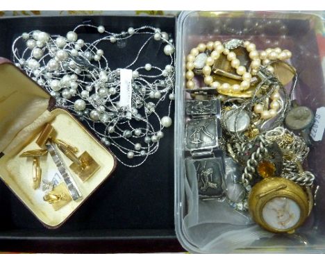 A TRAY OF MIXED JEWELLERY, to include trinket box, brooches, cufflinks etc