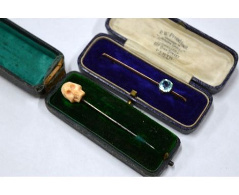 TWO ITEMS OF JEWELLERY, to include a stick pin with gemstone detail to the top, together with a further brooch stamped 9c 