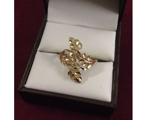 A 9ct gold dress ring with leaf design, size R.