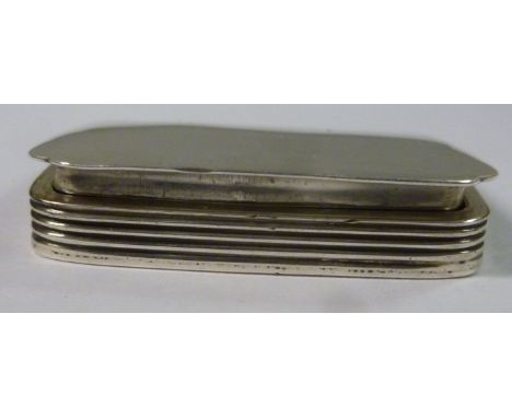 An Edwardian silver rectangular box design snuff box with reeded sides, a flush fitting hinged lid and gilded interior   Hora