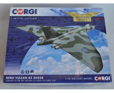 Corgi Aviation Archive AA27201 Avro Vulcan B2 XH558 "Vulcan To The Sky" 1/72 scale limited edition model (3832/4000). Model i