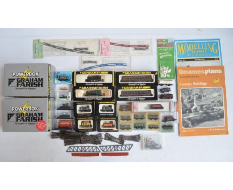 Collection of N gauge railway locos, wagons and accessories to include Graham Farish No 1104 9400 GWR Pannier tank engine (A/
