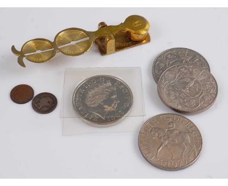 An early 20th century brass sovereign scale, together with an 1855 four pence, an 1884 third farthing, a 2001 five pound coin