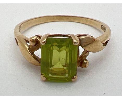 A vintage 9ct gold and peridot ring with central square cut stone in a twisted setting. Inside band stamped '9ct'. Stone appr