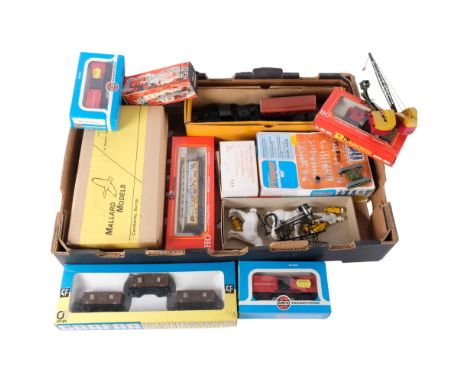 A quantity of Vintage toy model kits, including many by Mallard Models, several Airfix HO scale railway system kits, a Rivaro