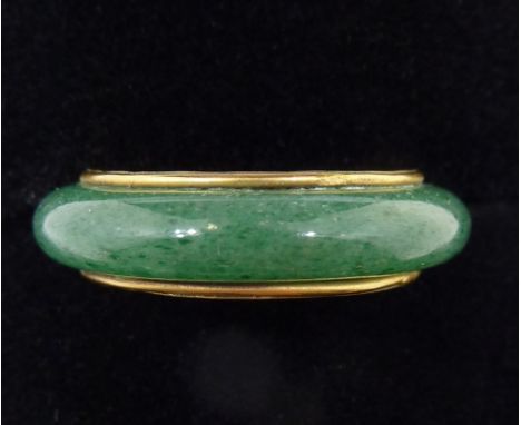 A 14ct gold jade ring, size M to N