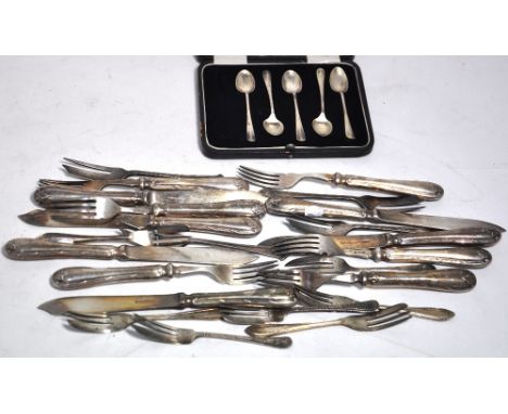 A cased set of George V hallmarked silver teaspoons, Sheffield 1917, together with a small quantity of plated flatware to inc