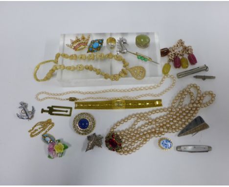 A collection of vintage and later costume jewellery (a lot) 