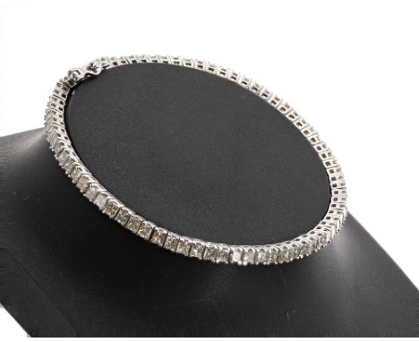 Modern 9ct white gold 5.44ct diamond tennis bracelet, princess-cut, clarity SI, colour I/K, 9.3gm, 7" long (235)