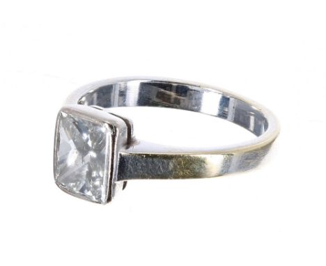 18ct white and yellow gold princess-cut diamond ring, 1.25ct approx, clarity I1, colour H/I, width 8mm, 3.7gm, ring size K (2