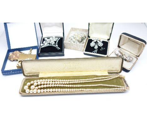 Costume brooches and a faux pearl necklace