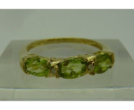 A 9ct gold and peridot ring, weight 1.6g, size N
