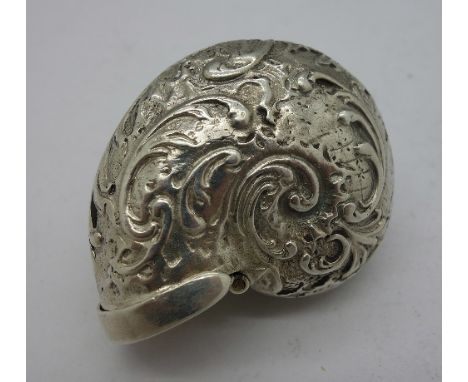 A silver snuff box, London 1977, weight 32g